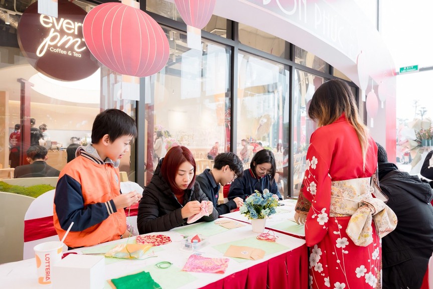 Trung tâm thương mại ROX Tower Goldmark City đi vào hoạt động thu hút đông đảo người dân- Ảnh 2.