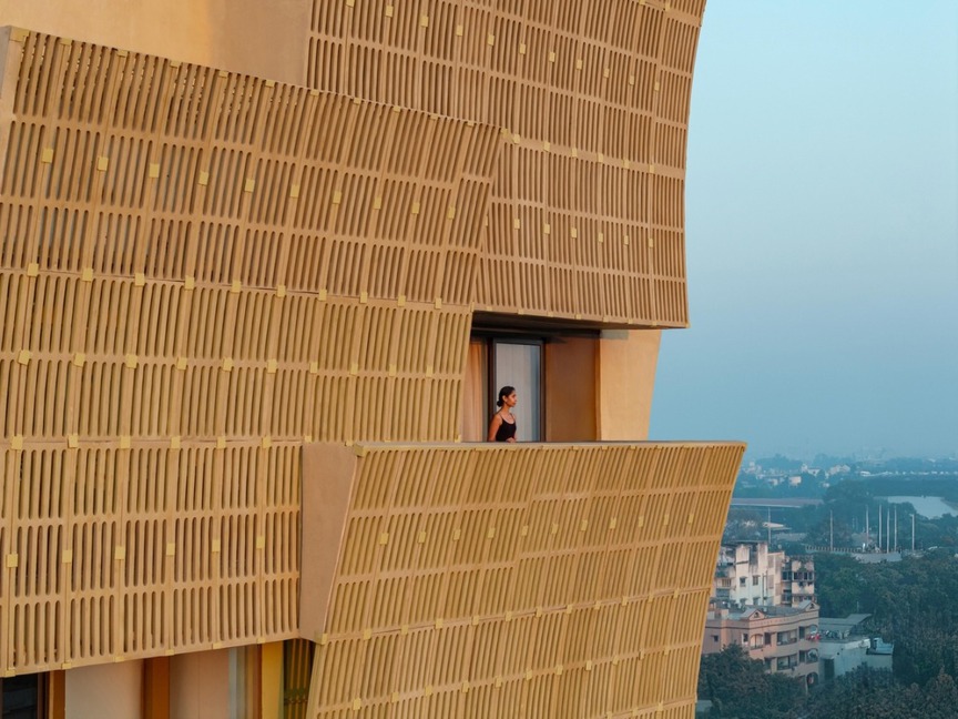 Tòa nhà 12 tầng giữa ‘chảo lửa’ châu Á: Thiết kế cong giúp chống nắng suốt 8 tháng/năm- Ảnh 2.