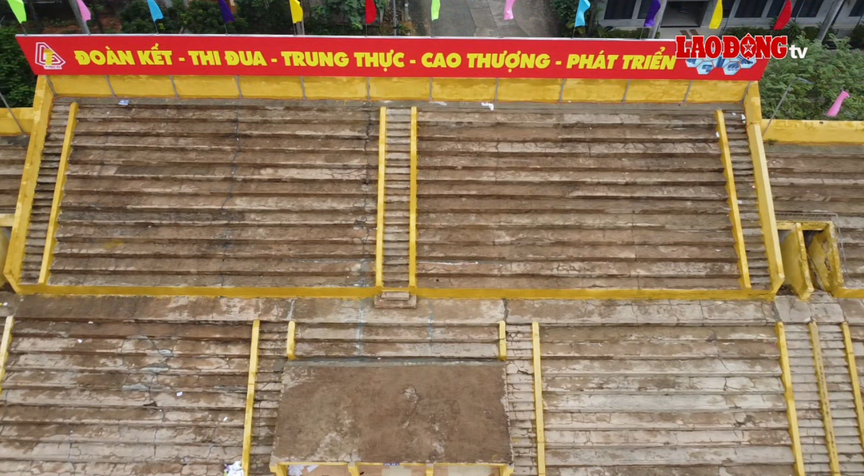 Sân vận động gần 50 năm tuổi sức chứa 16.000 chỗ ngồi: Từng là biểu tượng tự hào của ngành Gang thép Việt Nam, nay xuống cấp nghiêm trọng- Ảnh 2. Sân vận động gần 50 năm tuổi sức chứa 16.000 chỗ ngồi: Từng là biểu tượng tự hào của ngành Gang thép Việt Nam, nay xuống cấp nghiêm trọng- Ảnh 2.