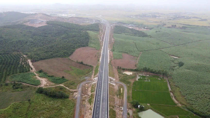 Cao tốc gần 22.000 tỷ nối liền rừng - biển nỗ lực thông xe: Hầm xuyên núi phức tạp nhất đã đào thông- Ảnh 1.