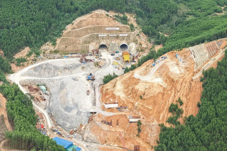 Cao tốc gần 22.000 tỷ nối liền rừng - biển nỗ lực thông xe: Hầm xuyên núi phức tạp nhất đã đào thông- Ảnh 2.