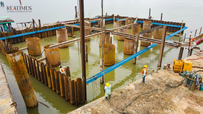 Hối hả thi công xuyên Tết tại dự án cầu Trần Hưng Đạo- Ảnh 4. Hối hả thi công xuyên Tết tại dự án cầu Trần Hưng Đạo- Ảnh 4.