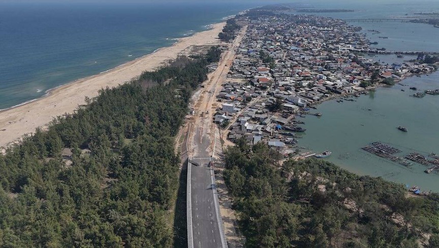 Sắp thông xe cầu dây văng vượt biển dài nhất miền Trung, kết thúc hơn 100 năm di chuyển bằng đò của người dân đôi bờ- Ảnh 1.