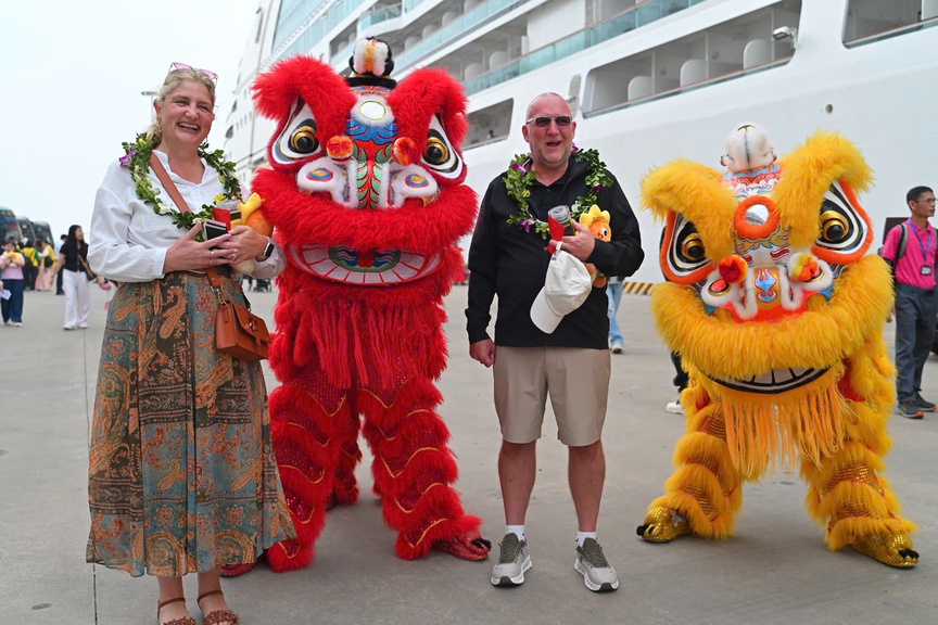 Gần 2.400 du khách quốc tế "xông đất" Cảng tàu khách Quốc tế Hạ Long
- Ảnh 3. Gần 2.400 du khách quốc tế "xông đất" Cảng tàu khách Quốc tế Hạ Long
- Ảnh 3.