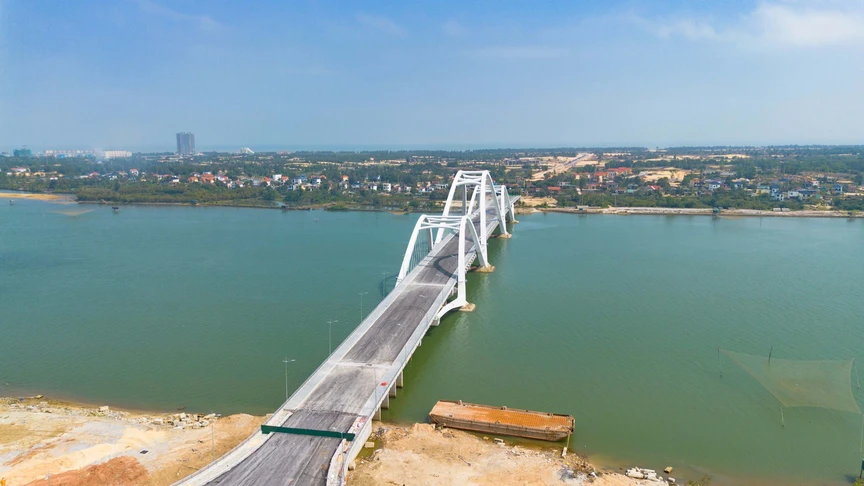 Sắp thông xe cây cầu vòm thép 1.300 tỷ của miền Trung- Ảnh 1.