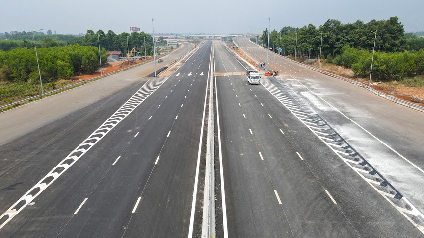 Cao tốc kết nối 2 tỉnh thành giàu nhất Việt Nam thi công xuyên Tết, tiến gần đến ngày thông xe- Ảnh 2.
