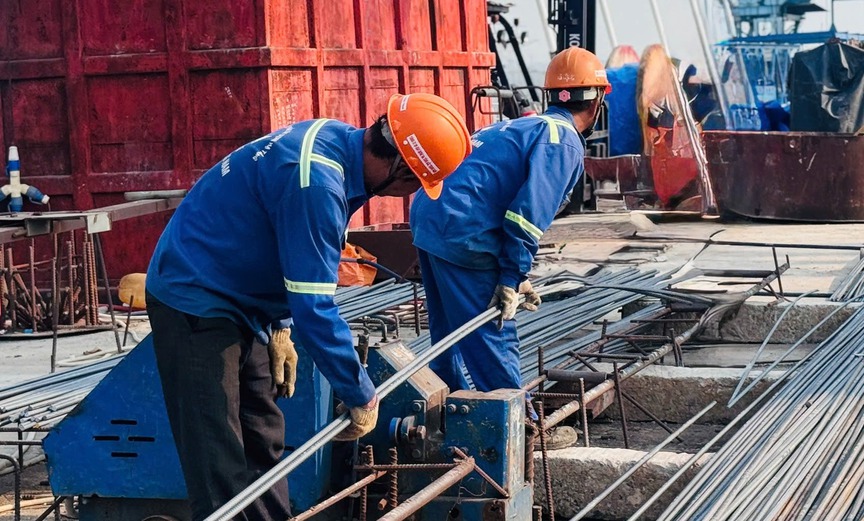 Hơn 100 người thi công xuyên Tết cầu dây văng tĩnh không cao nhất Việt Nam, sẵn sàng hợp long sau 3 tháng nữa- Ảnh 1.