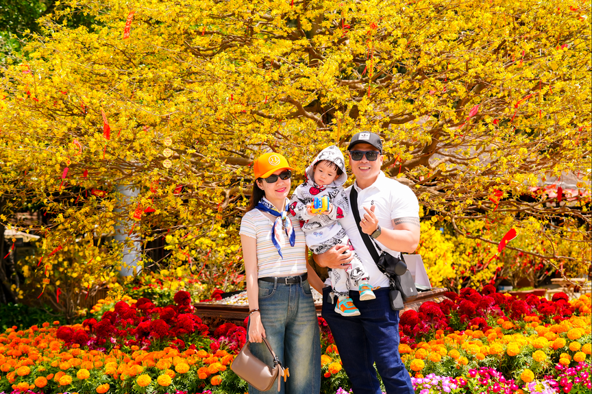 Du khách thích thú hái lộc đầu năm từ cây lì xì “siêu to khổng lồ”, gieo điều ước đầu năm bên “kỳ quan” mai 150 tuổi tại Cần Giờ- Ảnh 3. Du khách thích thú hái lộc đầu năm từ cây lì xì “siêu to khổng lồ”, gieo điều ước đầu năm bên “kỳ quan” mai 150 tuổi tại Cần Giờ- Ảnh 3.