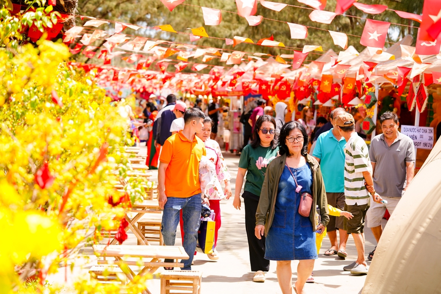 Du khách thích thú hái lộc đầu năm từ cây lì xì “siêu to khổng lồ”, gieo điều ước đầu năm bên “kỳ quan” mai 150 tuổi tại Cần Giờ- Ảnh 1. Du khách thích thú hái lộc đầu năm từ cây lì xì “siêu to khổng lồ”, gieo điều ước đầu năm bên “kỳ quan” mai 150 tuổi tại Cần Giờ- Ảnh 1.