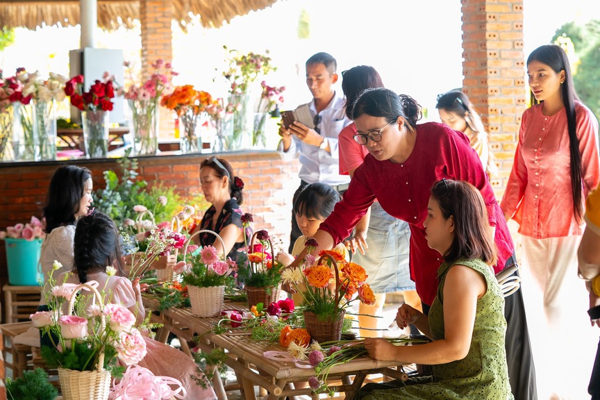 Du khách thích thú hái lộc đầu năm từ cây lì xì “siêu to khổng lồ”, gieo điều ước đầu năm bên “kỳ quan” mai 150 tuổi tại Cần Giờ- Ảnh 4. Du khách thích thú hái lộc đầu năm từ cây lì xì “siêu to khổng lồ”, gieo điều ước đầu năm bên “kỳ quan” mai 150 tuổi tại Cần Giờ- Ảnh 4.