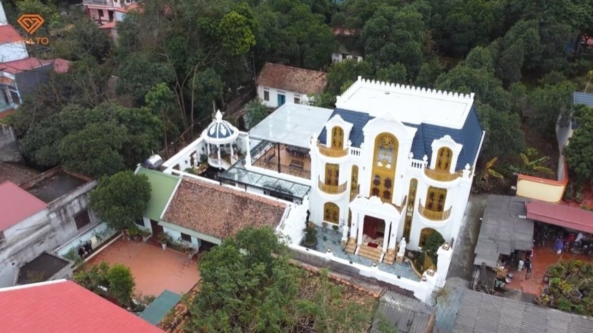 Căn biệt thự 3 tầng dát vàng giữa làng quê: Mất 9 tháng mới hoàn thành, 15 triệu để thuê thiết kế bản vẽ- Ảnh 1. Căn biệt thự 3 tầng dát vàng giữa làng quê: Mất 9 tháng mới hoàn thành, 15 triệu để thuê thiết kế bản vẽ- Ảnh 1.