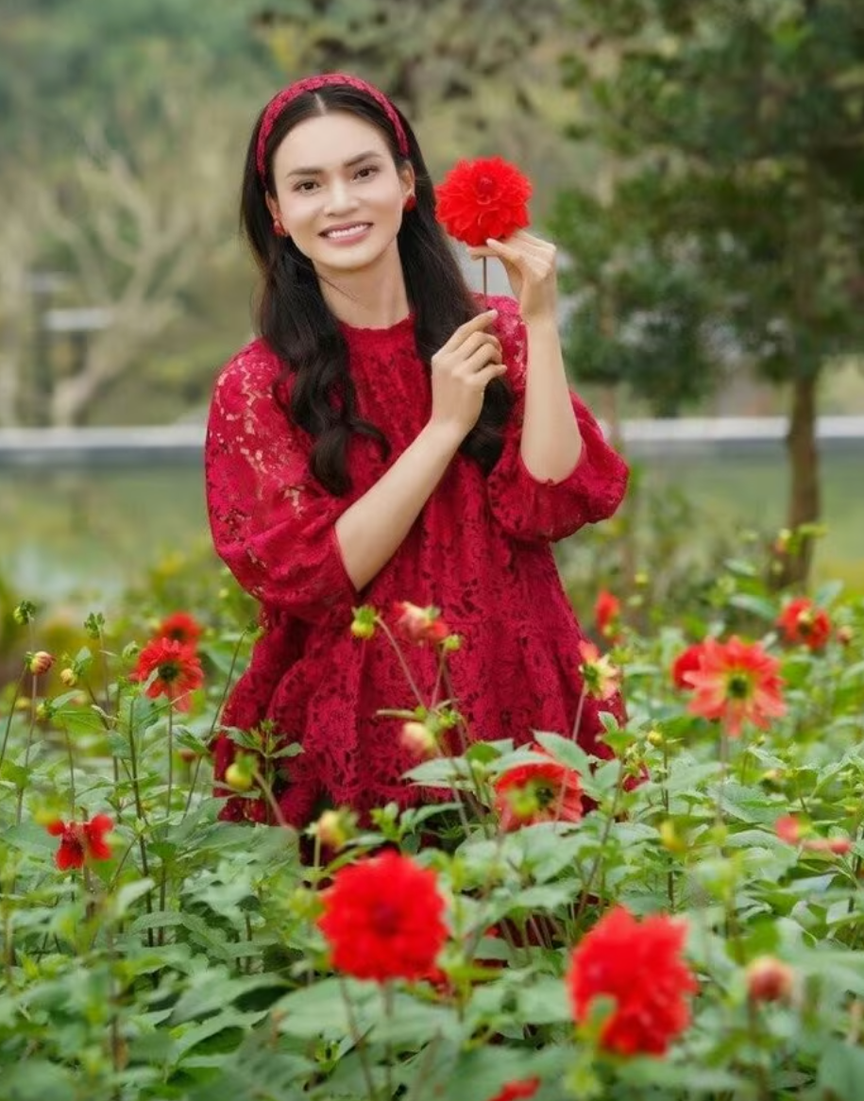 Chiêm ngưỡng căn biệt phủ gần 10.000m2 của NSND trẻ nhất Việt Nam- Ảnh 8. Chiêm ngưỡng căn biệt phủ gần 10.000m2 của NSND trẻ nhất Việt Nam- Ảnh 8.