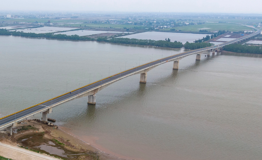 Cầu vượt sông nghìn tỷ nối 2 tỉnh miền Bắc, kết thúc hơn 200 năm di chuyển bằng đò của người dân bên sông Hồng- Ảnh 1. Cầu vượt sông nghìn tỷ nối 2 tỉnh miền Bắc, kết thúc hơn 200 năm di chuyển bằng đò của người dân bên sông Hồng- Ảnh 1.