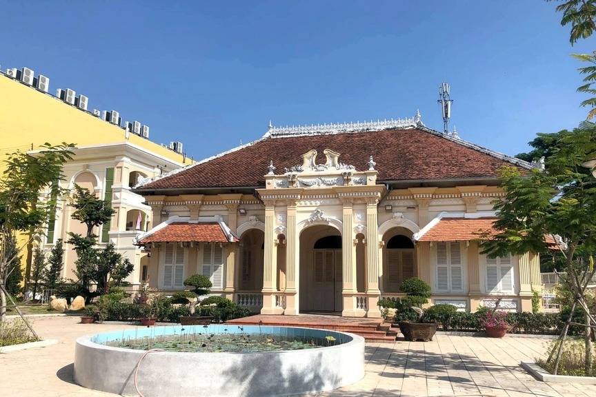 Dinh thự 8 mái đặc biệt của công tử ăn chơi khét tiếng miền Tây: Kiến trúc mang đậm dấu ấn châu Âu- Ảnh 2. Dinh thự 8 mái đặc biệt của công tử ăn chơi khét tiếng miền Tây: Kiến trúc mang đậm dấu ấn châu Âu- Ảnh 2.