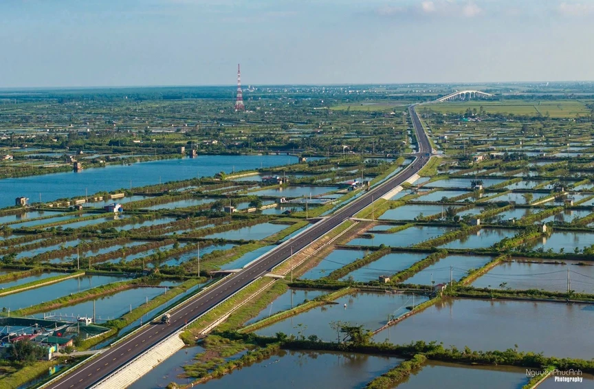 Kỳ tích tuyến đường ven biển rút ngắn hành trình 220km giữa 2 tỉnh từ 2,5 giờ chỉ còn 90 phút- Ảnh 2.