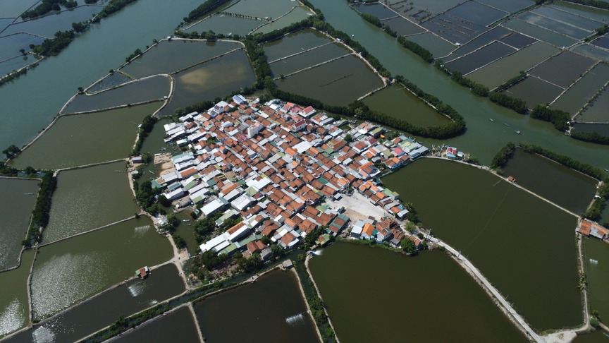 Việt Nam có ngôi làng cổ 370 năm tuổi ẩn mình giữa 2 vịnh biển lớn nhất địa phương- Ảnh 2. Việt Nam có ngôi làng cổ 370 năm tuổi ẩn mình giữa 2 vịnh biển lớn nhất địa phương- Ảnh 2.