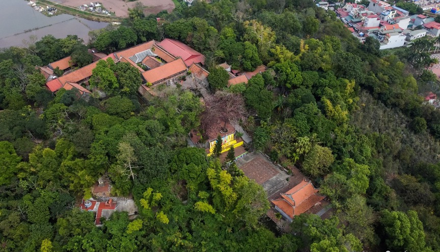 Ngôi chùa gần 1.000 năm tuổi trên đỉnh núi 'rồng' cao chưa đầy 100m nườm nượp khách đầu năm- Ảnh 1.