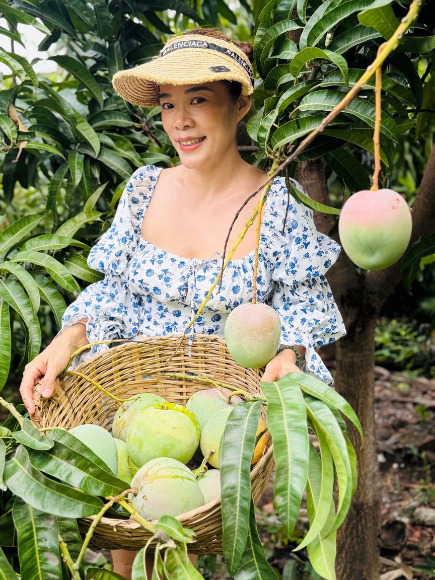 Căn biệt thự 1.000m2 ngập tràn cây trái giữa lòng thành phố của giọng ca đình đám một thời: Nội thất được khảm trai điêu khắc cầu kỳ- Ảnh 2. Căn biệt thự 1.000m2 ngập tràn cây trái giữa lòng thành phố của giọng ca đình đám một thời: Nội thất được khảm trai điêu khắc cầu kỳ- Ảnh 2.