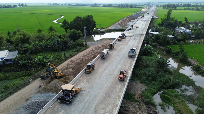 Công trường thi công tuyến cao tốc Châu Đốc - Cần Thơ - Sóc Trăng đoạn qua tỉnh An Giang. Nguồn ảnh: Báo Xây dựng