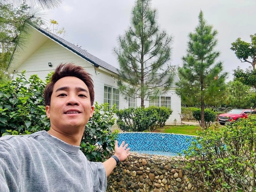 Nam nghệ sĩ đóng hài Tết xây nhà vườn gần 1.000m2 báo hiếu cha mẹ, khuôn viên rộng lớn trồng đủ cây trái- Ảnh 5. Nam nghệ sĩ đóng hài Tết xây nhà vườn gần 1.000m2 báo hiếu cha mẹ, khuôn viên rộng lớn trồng đủ cây trái- Ảnh 5.