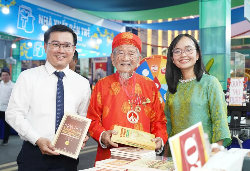 TP. HCM: Lễ hội Đường sách Tết Bính Ngọ 2026 thu hút hơn 1,1 triệu lượt khách- Ảnh 2. TP. HCM: Lễ hội Đường sách Tết Bính Ngọ 2026 thu hút hơn 1,1 triệu lượt khách- Ảnh 2.