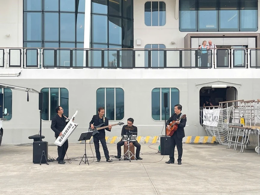 Du khách đi tàu biển đến vịnh Hạ Long được chào đón bằng âm nhạc- Ảnh 1. Du khách đi tàu biển đến vịnh Hạ Long được chào đón bằng âm nhạc- Ảnh 1.