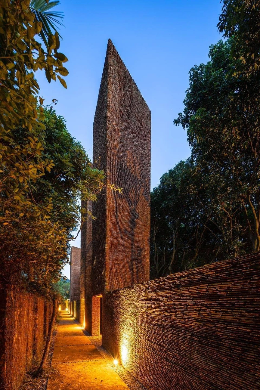 Căn biệt phủ hàng trăm tỷ, được xây từ 5 triệu viên ngói cổ của 'vua hài đất Bắc': Mang đậm tinh thần đạo Mẫu, lọt TOP 14 kiến trúc hay nhất thế giới- Ảnh 3. Căn biệt phủ hàng trăm tỷ, được xây từ 5 triệu viên ngói cổ của 'vua hài đất Bắc': Mang đậm tinh thần đạo Mẫu, lọt TOP 14 kiến trúc hay nhất thế giới- Ảnh 3.