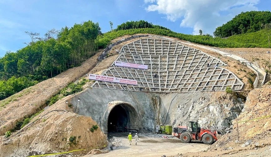 Hầm xuyên qua cung đèo hiểm trở nắn thẳng cung đường sắt ven biển đẹp nhất thế giới của Việt Nam đang gặp khó- Ảnh 3.