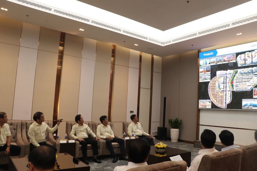 Ông Trần Bá Dương thông tin với đoàn lãnh đạo UBND Thành phố tại buổi thăm. Nguồn ảnh: UBND TP. HCM