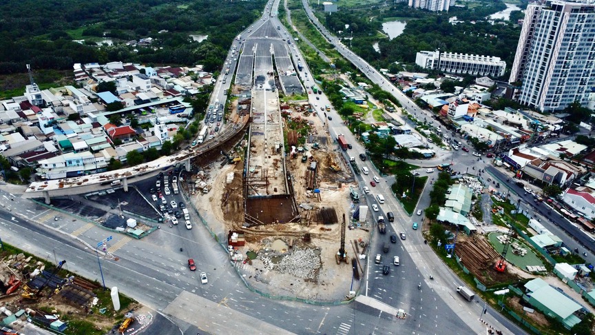 Nút giao 3 tầng, 2 hầm chui lớn nhất TP. HCM vắng người thi công sau nhiều lần trễ hẹn- Ảnh 3. Nút giao 3 tầng, 2 hầm chui lớn nhất TP. HCM vắng người thi công sau nhiều lần trễ hẹn- Ảnh 3.