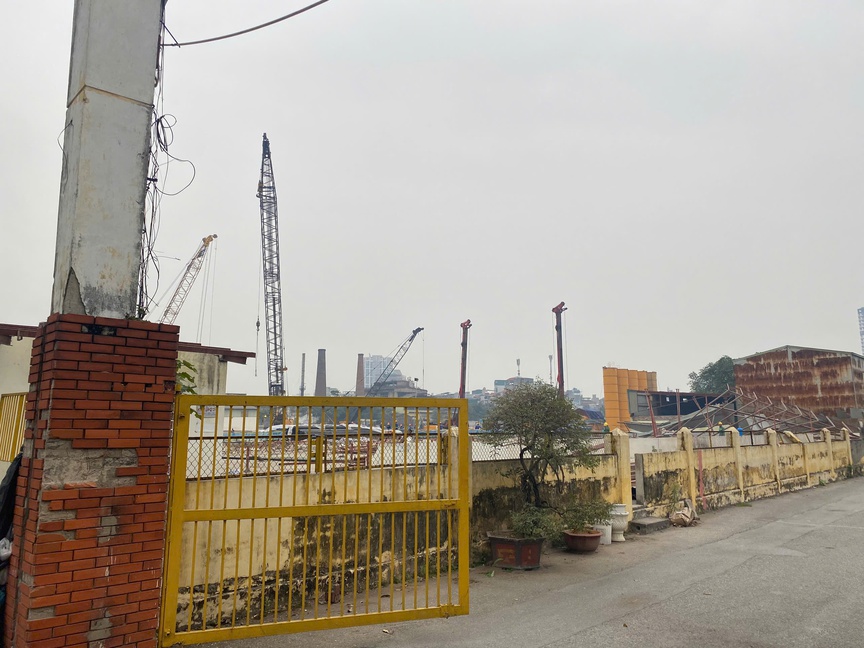 Các máy móc, công nhân đã được huy động để triển khai dự án trên khu đất "Cao - Xà - Lá" Các máy móc, công nhân đã được huy động để triển khai dự án trên khu đất "Cao - Xà - Lá"