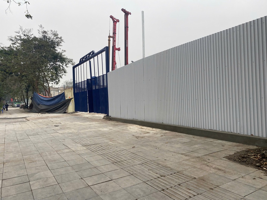 Cổng công trường tại khu đất "Cao Xà Lá đang thi công Cổng công trường tại khu đất "Cao Xà Lá đang thi công