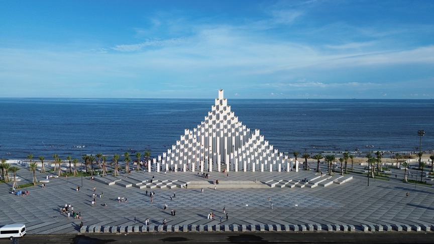 TP giàu nhất Việt Nam sắp có thêm 2 tòa tháp chọc trời: Tọa lạc trên trục di sản, sở hữu 143 trụ điêu khắc hướng biển- Ảnh 2.