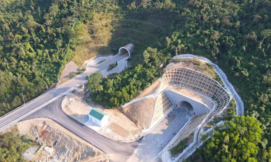 Chỉ vài ngày nữa, chính thức thông xe hầm xuyên qua dãy núi chạy ra biển Đông, nối thông 2 tỉnh hẹp nhất Việt Nam- Ảnh 1.