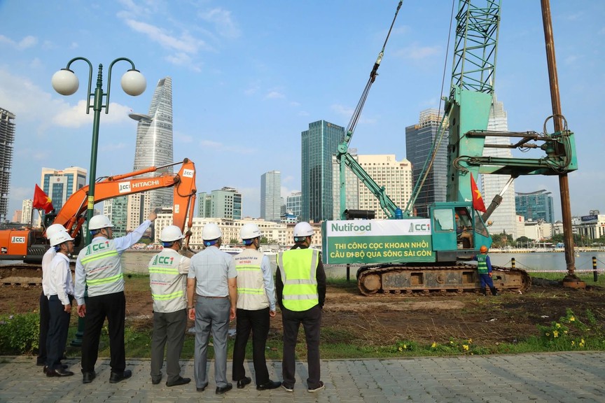 Cầu đi bộ nghìn tỷ bắc qua dòng sông biểu tượng: Kiến trúc độc đáo nhất thế giới tại Việt Nam, biểu tượng mới của siêu đô thị giàu có- Ảnh 4.