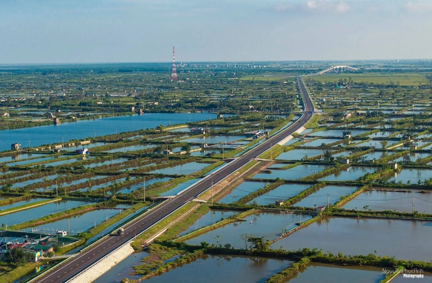 Mãn nhãn khi tuyến đường ven biển gần 5.000 tỷ thành hình: Trục chiến lược đi qua 5 tỉnh thành của Việt Nam- Ảnh 1.
