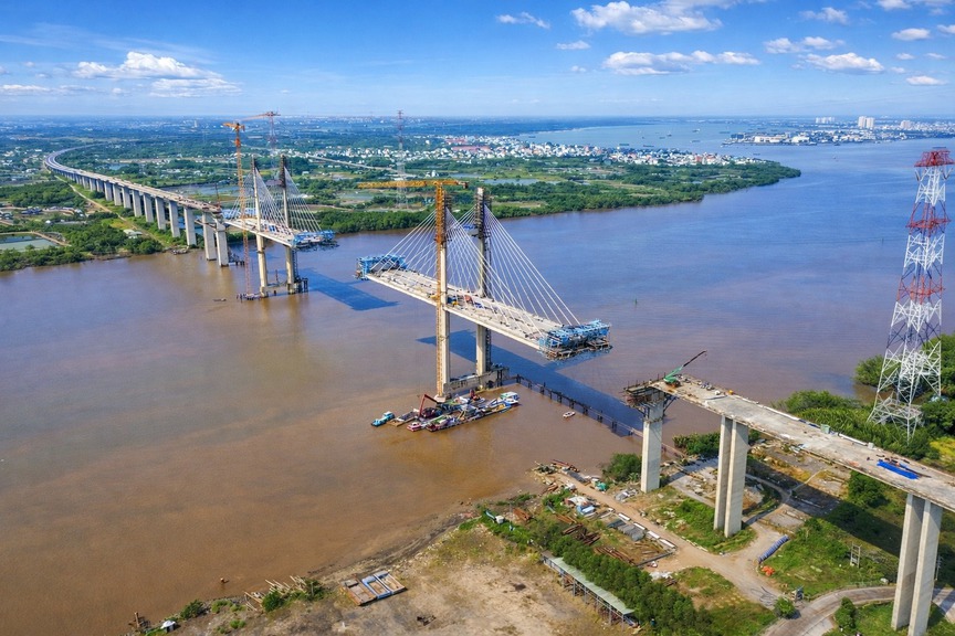 Chỉ ít tháng nữa, chính thức hợp long cầu dây văng tĩnh không cao nhất Việt Nam, nối thông miền Đông với miền Tây- Ảnh 1.
