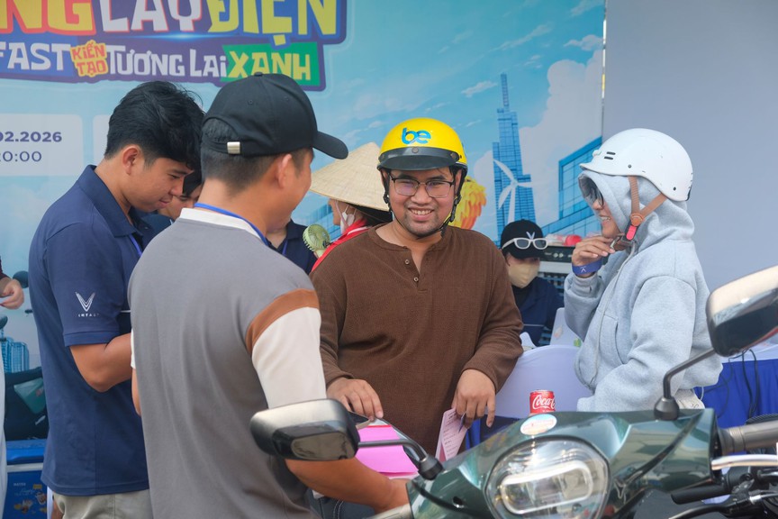 Sự kiện "Đổi xăng lấy điện" tại TP.HCM: Khách hàng mang 2 xe xăng đổi lấy xe điện VinFast về đi Tết- Ảnh 1.