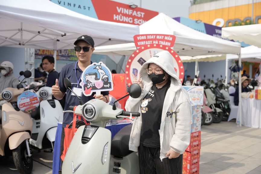 Sự kiện "Đổi xăng lấy điện" tại TP.HCM: Khách hàng mang 2 xe xăng đổi lấy xe điện VinFast về đi Tết- Ảnh 2.