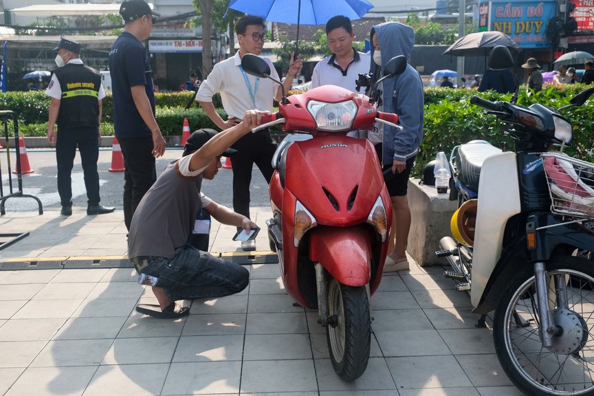 Sự kiện "Đổi xăng lấy điện" tại TP.HCM: Khách hàng mang 2 xe xăng đổi lấy xe điện VinFast về đi Tết- Ảnh 3.