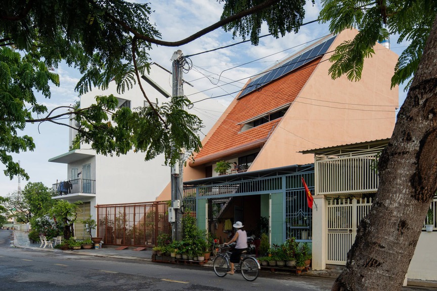 Độc đáo ngôi nhà mái ngói dốc giữa lòng Phan Thiết: Không gian sống đương đại mang hơi thở kiến trúc truyền thống- Ảnh 1.