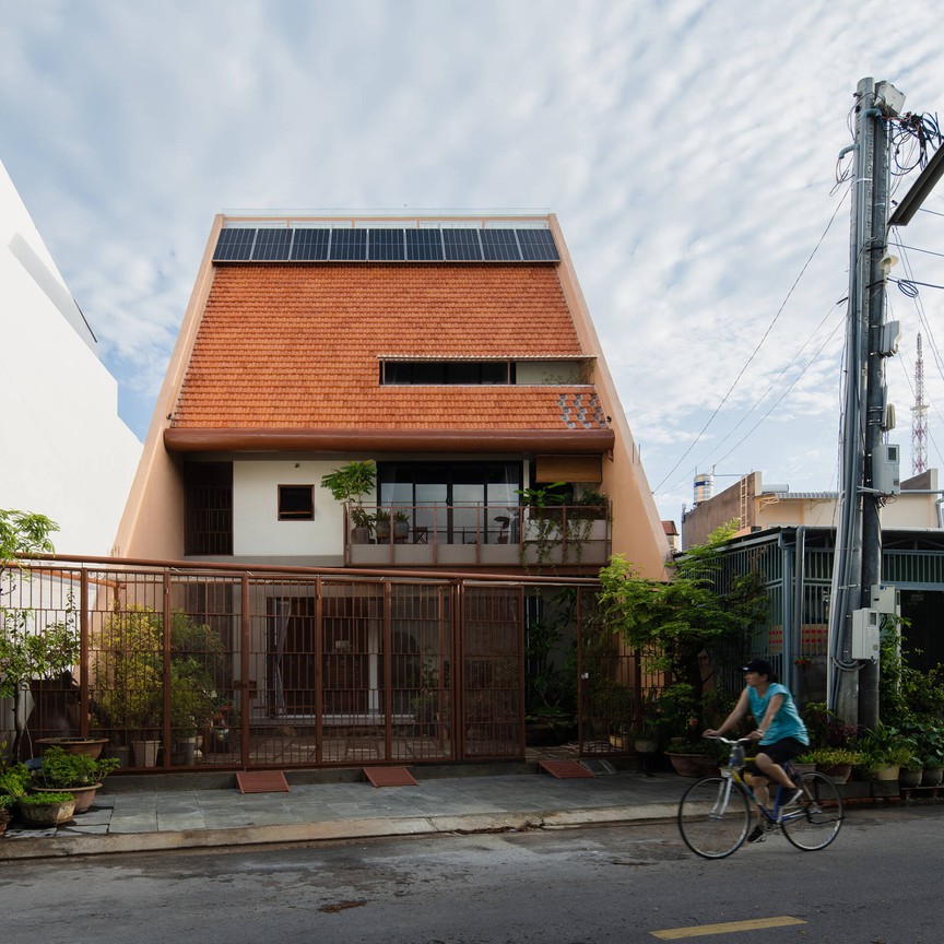 Độc đáo ngôi nhà mái ngói dốc giữa lòng Phan Thiết: Không gian sống đương đại mang hơi thở kiến trúc truyền thống- Ảnh 2.