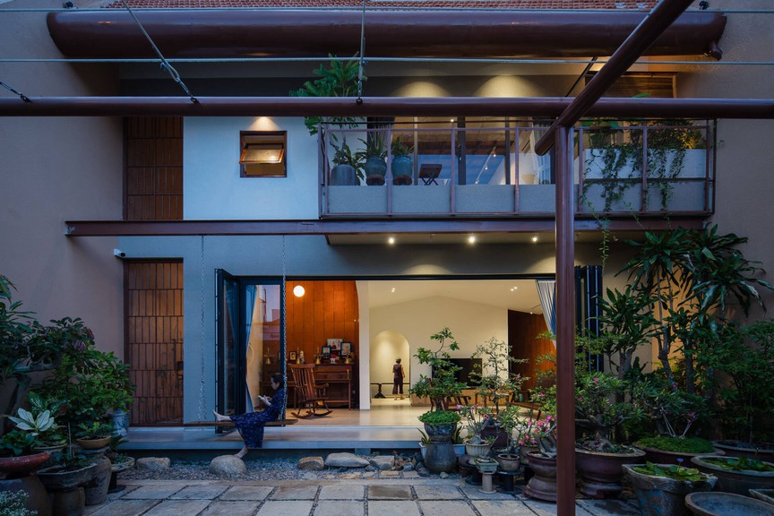 Độc đáo ngôi nhà mái ngói dốc giữa lòng Phan Thiết: Không gian sống đương đại mang hơi thở kiến trúc truyền thống- Ảnh 3.