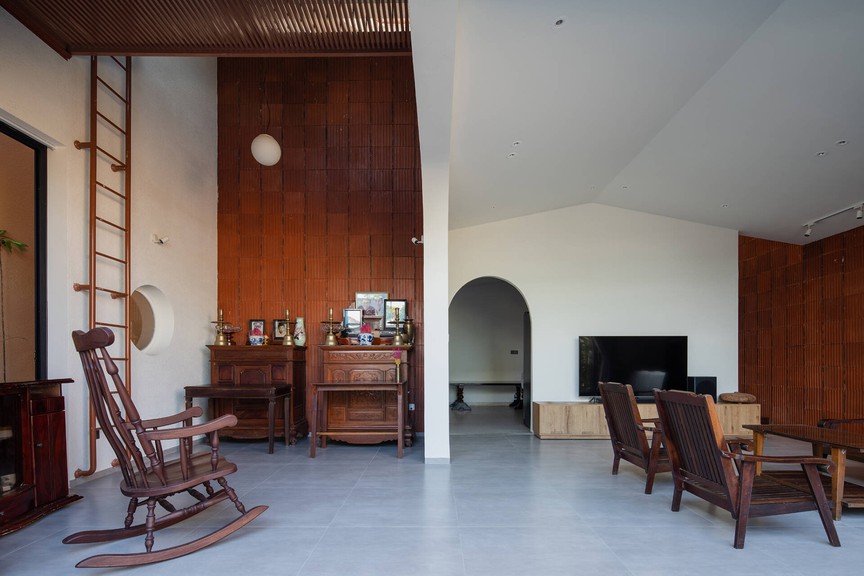 Độc đáo ngôi nhà mái ngói dốc giữa lòng Phan Thiết: Không gian sống đương đại mang hơi thở kiến trúc truyền thống- Ảnh 8.