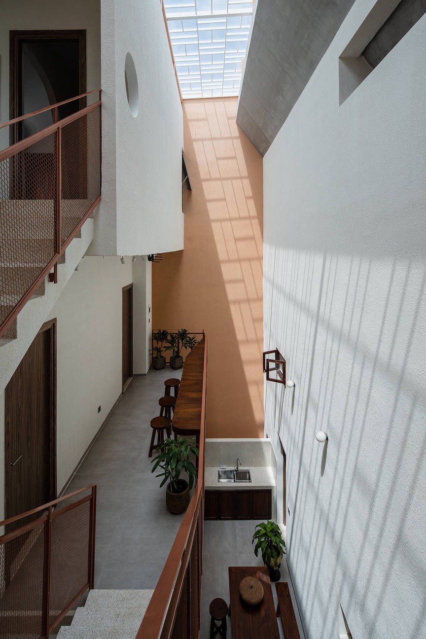 Độc đáo ngôi nhà mái ngói dốc giữa lòng Phan Thiết: Không gian sống đương đại mang hơi thở kiến trúc truyền thống- Ảnh 9.