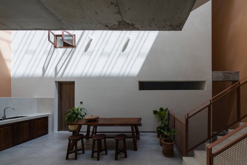 Độc đáo ngôi nhà mái ngói dốc giữa lòng Phan Thiết: Không gian sống đương đại mang hơi thở kiến trúc truyền thống- Ảnh 7.