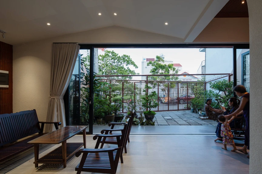 Độc đáo ngôi nhà mái ngói dốc giữa lòng Phan Thiết: Không gian sống đương đại mang hơi thở kiến trúc truyền thống- Ảnh 4.