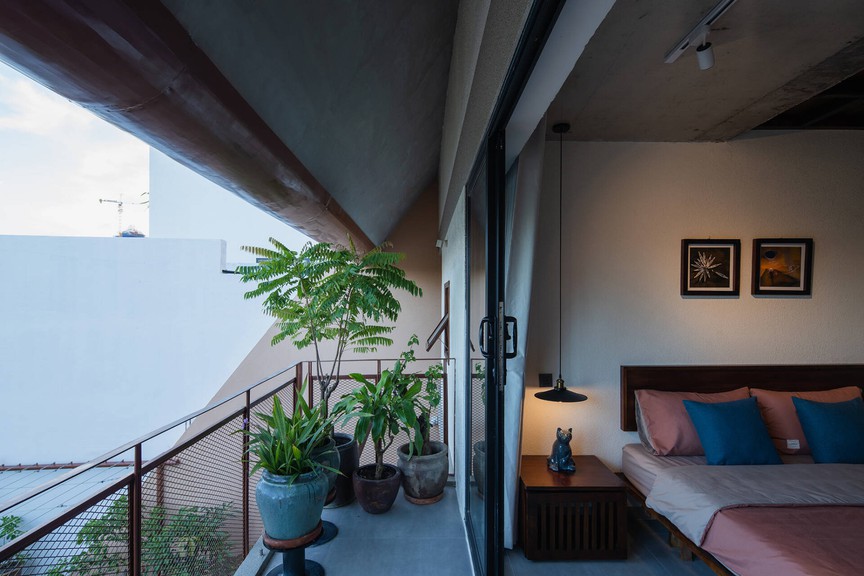 Độc đáo ngôi nhà mái ngói dốc giữa lòng Phan Thiết: Không gian sống đương đại mang hơi thở kiến trúc truyền thống- Ảnh 6.