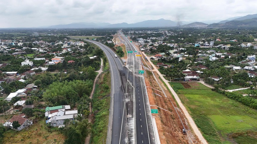 Sắp thông xe cao tốc kết nối miền Trung với 77 cây cầu và 3 hầm xuyên núi- Ảnh 1.