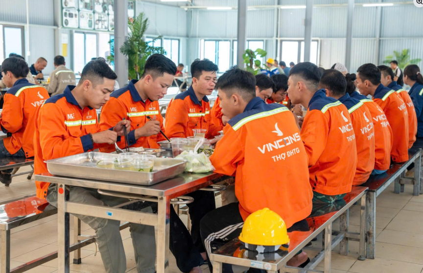 Doanh nghiệp của tỷ phú Phạm Nhật Vượng tuyển dụng 100.000 công nhân cho chuỗi siêu dự án lớn chưa từng có trong ngành xây dựng với chế độ đãi ngộ cực đỉnh- Ảnh 2.